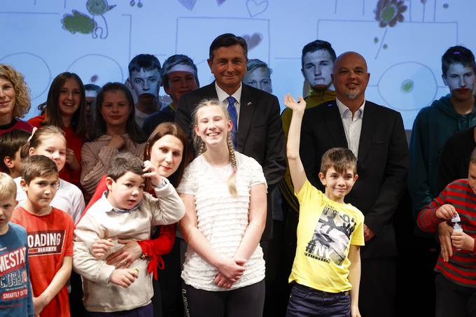 Predsednik Republike Slovenije Borut Pahor se je danes udeleil prireditve »Pustite nam ta svet«, ki so jo ob 60. obletnici organizirane vzgoje in izobraevanja otrok in mladostnikov s posebnimi potrebami na Gorikem priredili uenci in zaposleni Osnovne ole Kozara Nova Gorica